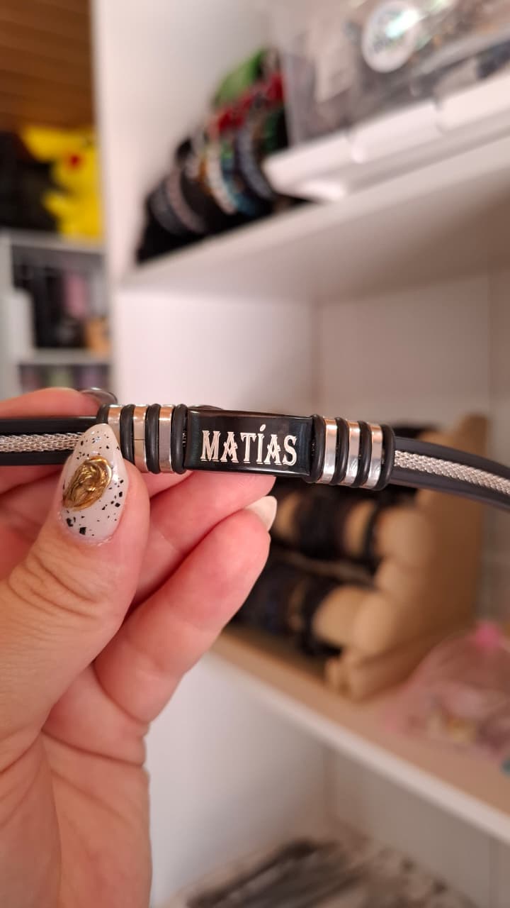 Pulsera negra personalizada con nombre grabado
